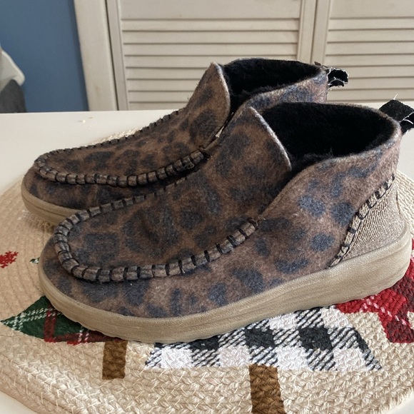 Hey Dude Leopard print women’s size 5 - Picture 2 of 7